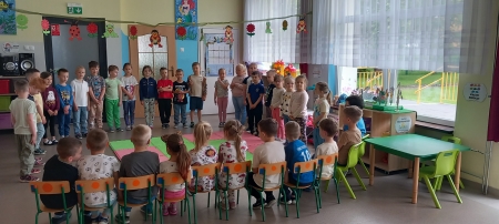 Pożegnanie dzieci 6 letnich przez dzieci z grupy Liski