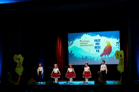 Dzieci z grupy Sówki na 4 Festiwalu piosenki przedszkolnej Przepióreczka 